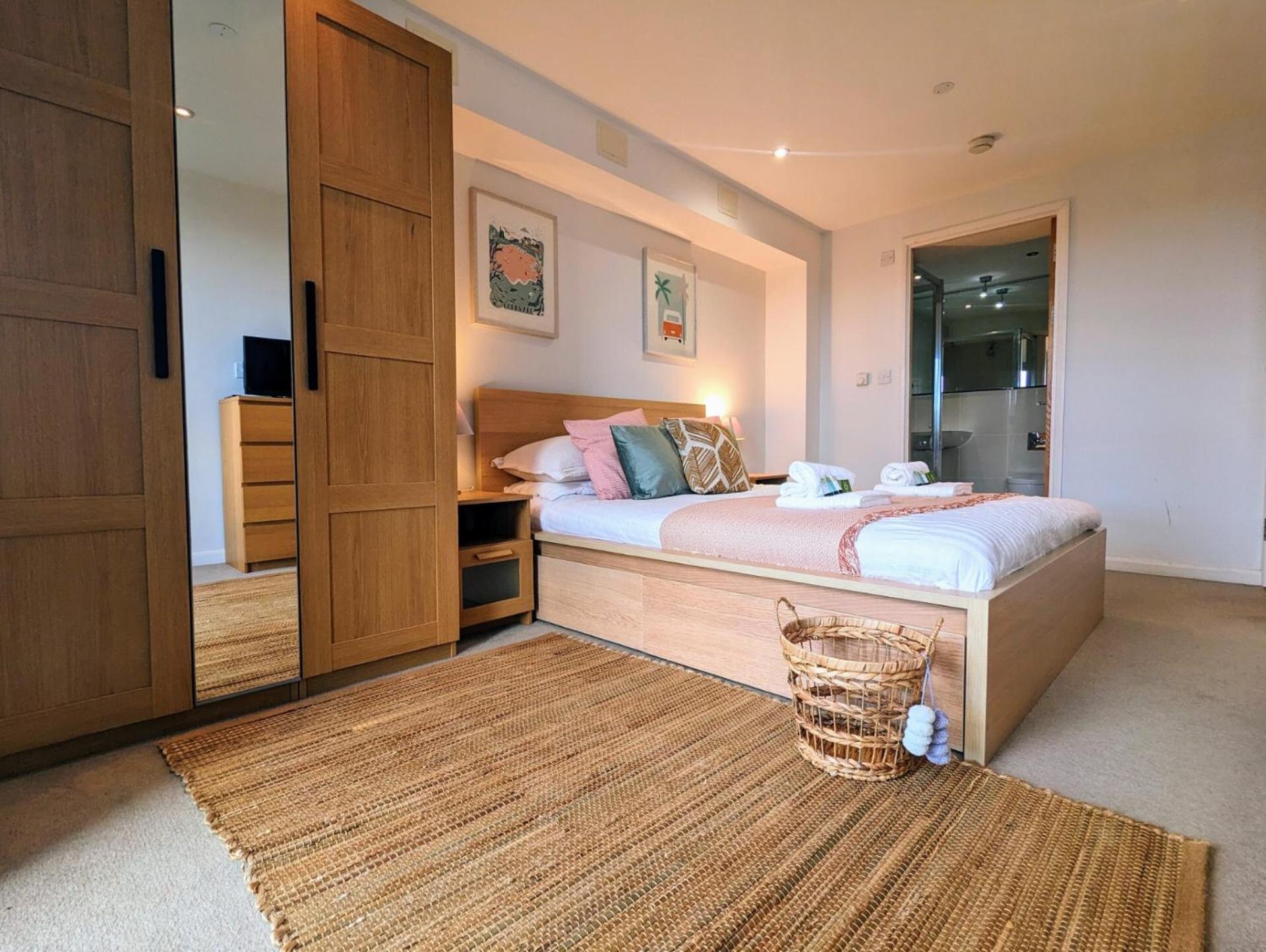 Apartment 100m from Fistral Beach- Underground Parking-Surf Shower & Locker- Sleeps 6