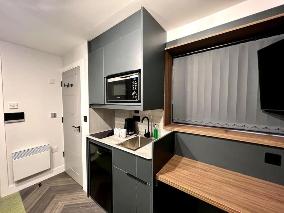 Cosy single bed studio 1A near Royal Infirmary & DMU view 4
