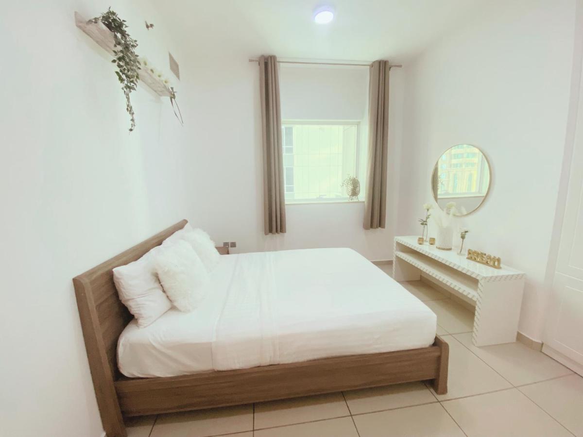 Lovely Dubai Marina Apt - Partial Sea view