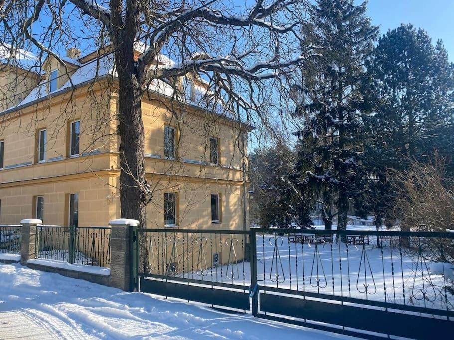 Villa Sophienschlösschen nahe Berlin - Exklusive Zeit zwischen 5 Seen mit großer Küche, gratis Sauna & 3500qm Garten