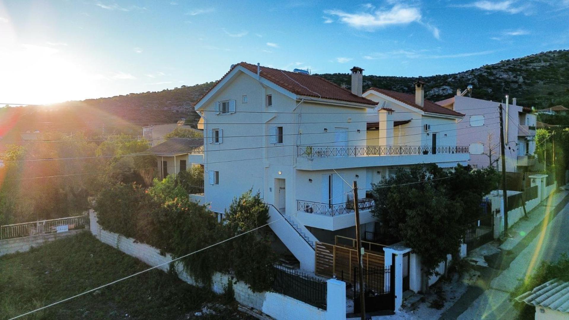 Beautiful maisonette with a view to the mountains and the sea