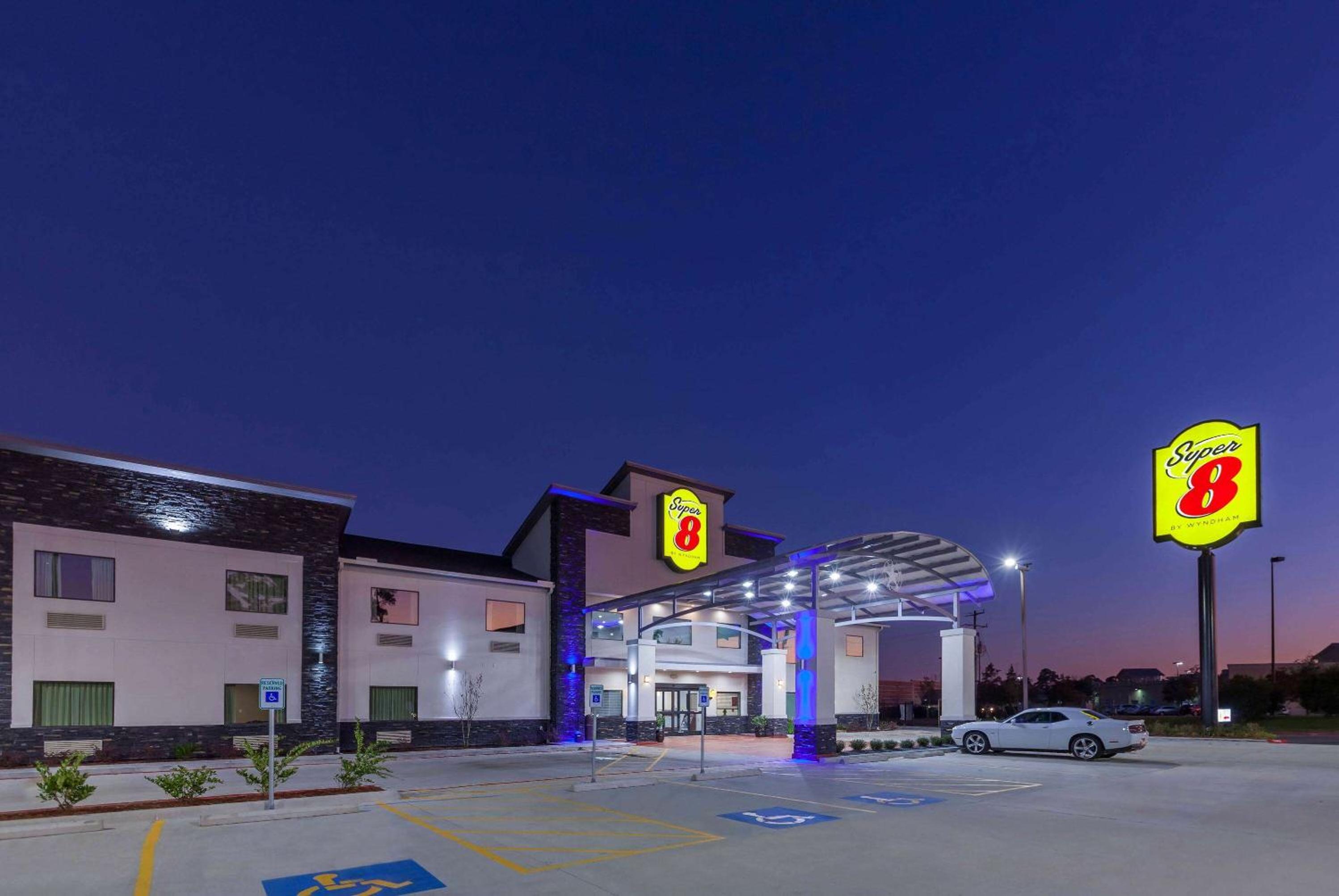 Hotel Super 8 by Wyndham Kingwood Houston North - Image 1