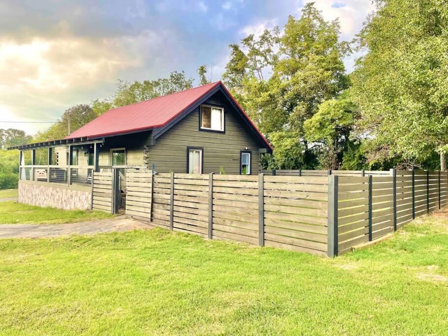 Modern lake side nest• HOTUB Fenced YARD king beds