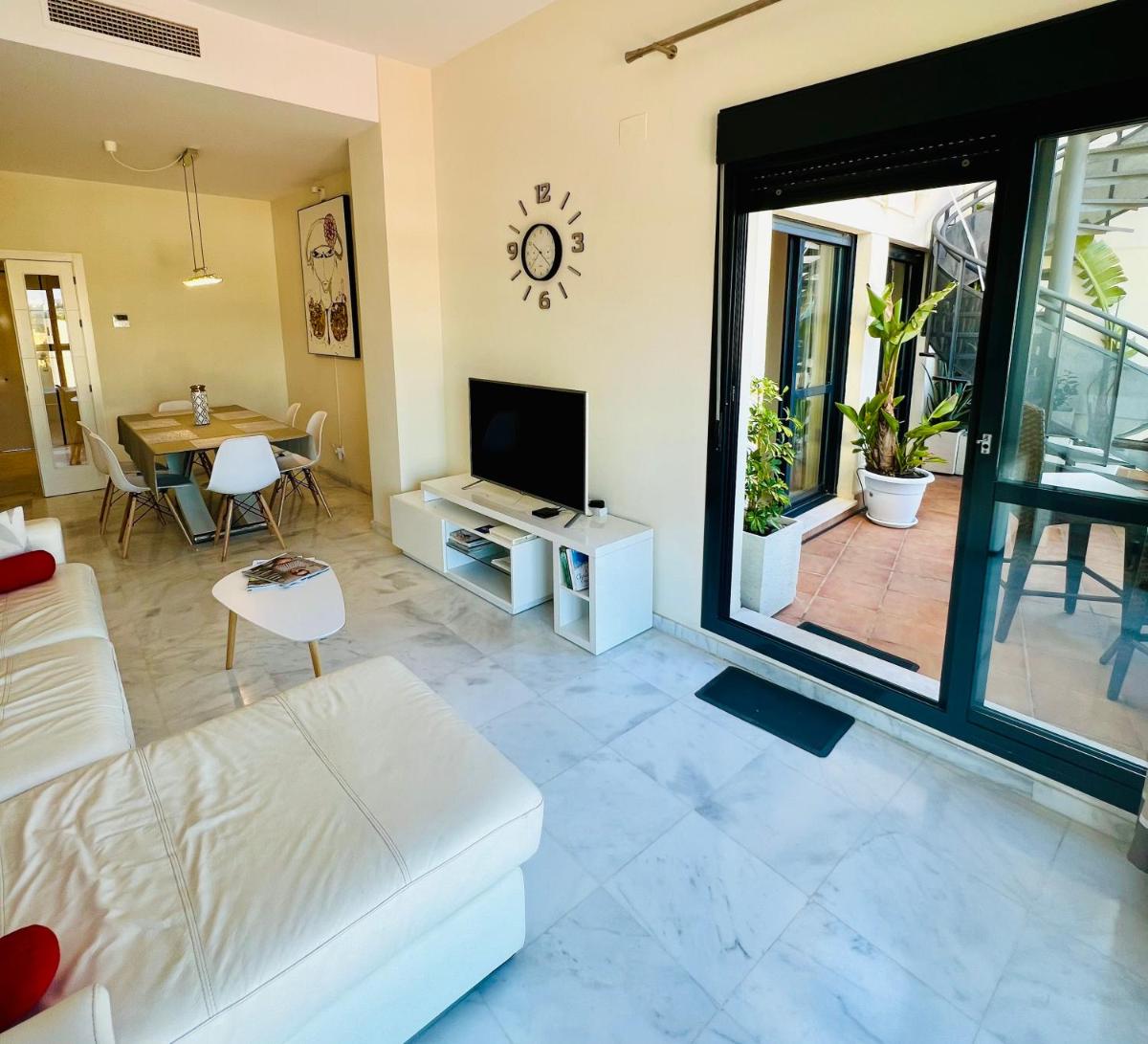 Splendid two bedroom penthouse located between Cancellada and Estepona view 5