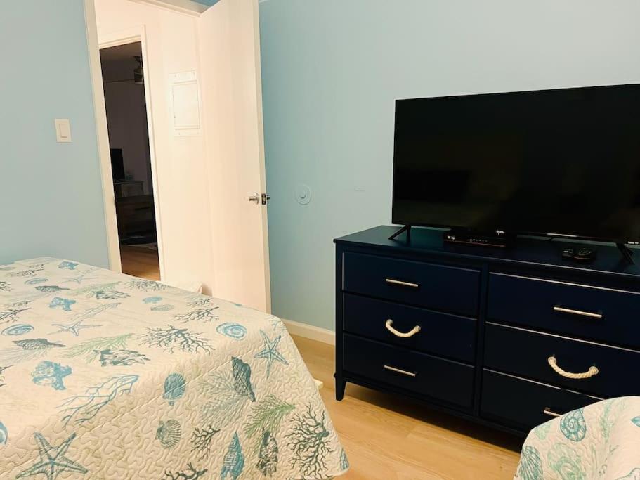 Deeded Beach Access in Heart of GS and 10 min Walk to Hangout view 3
