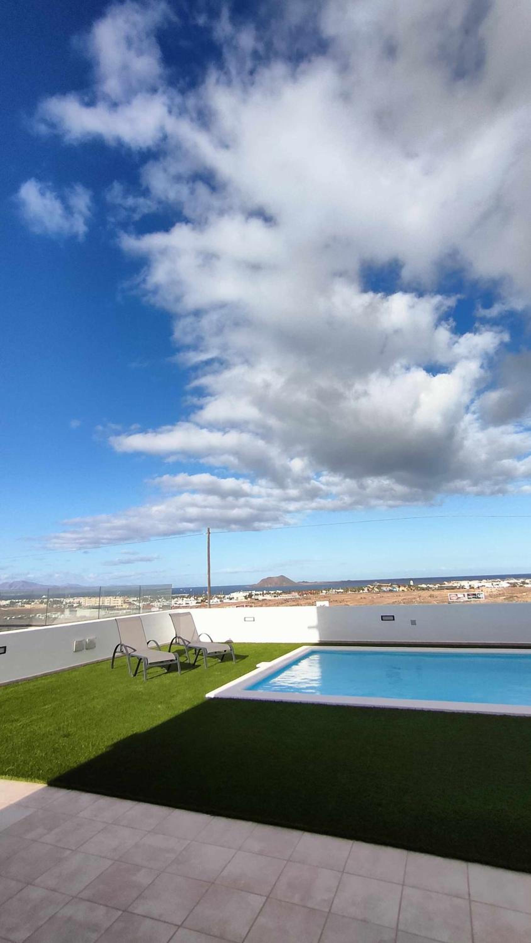 SUNSHINE Saltwater heated pool