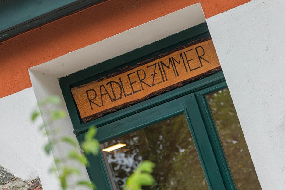 Neu renoviert: 11 Zimmer mit großer Wohnküche, mitten in der Natur