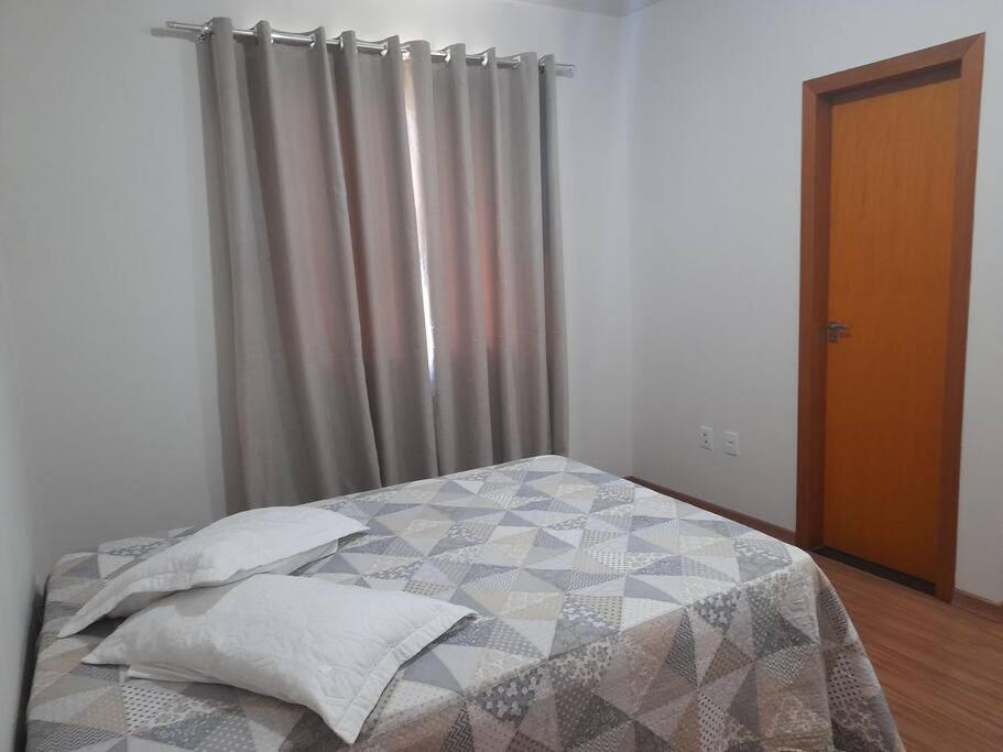 Apto novo, funcional, com vista para a serra