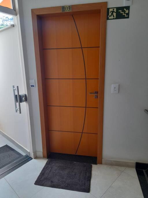 Apto novo, funcional, com vista para a serra