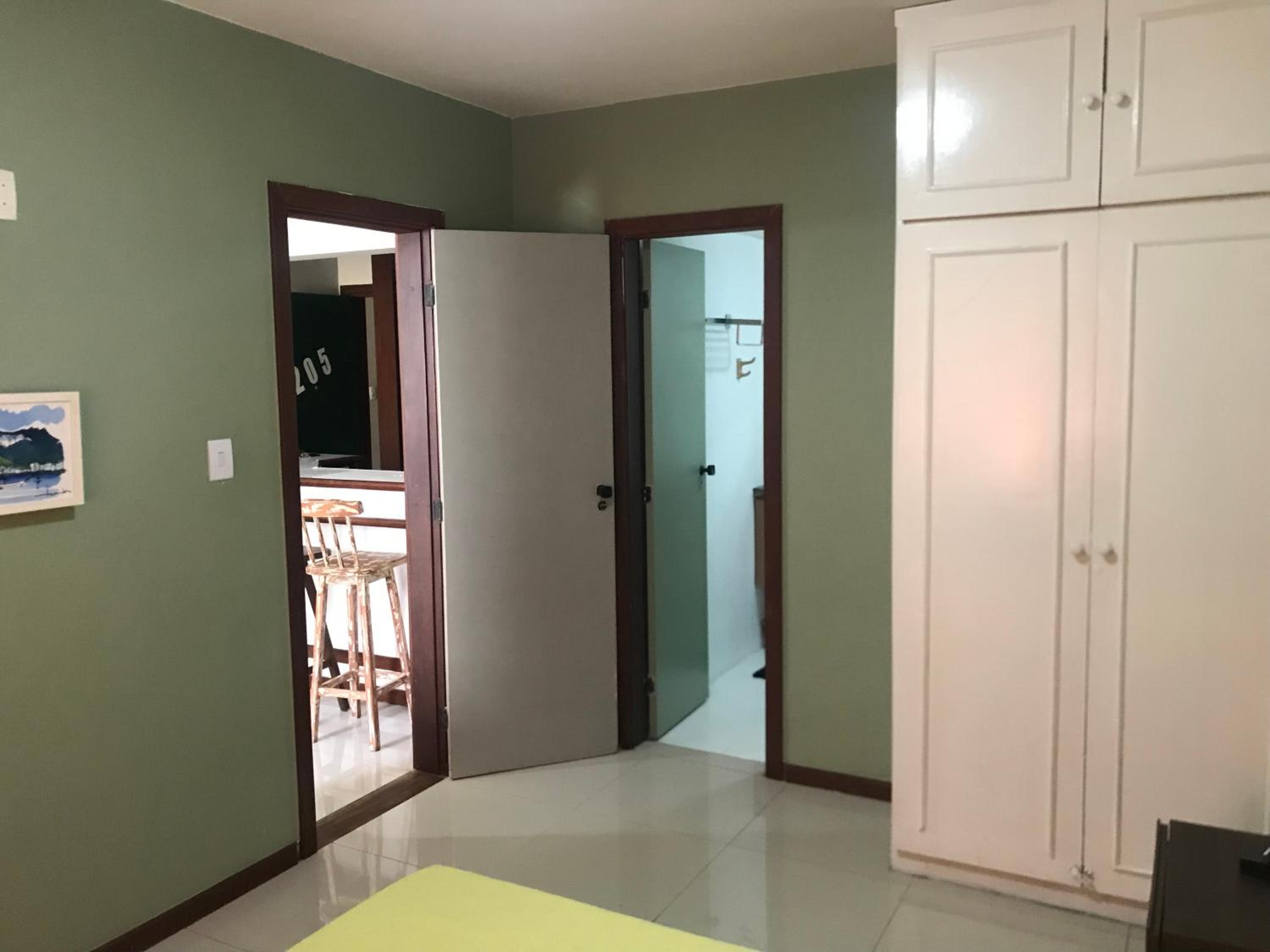 Amplo Quarto e sala decorado