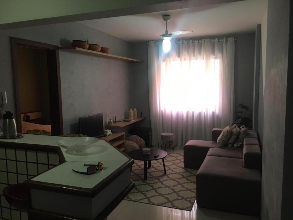 Amplo Quarto e sala decorado