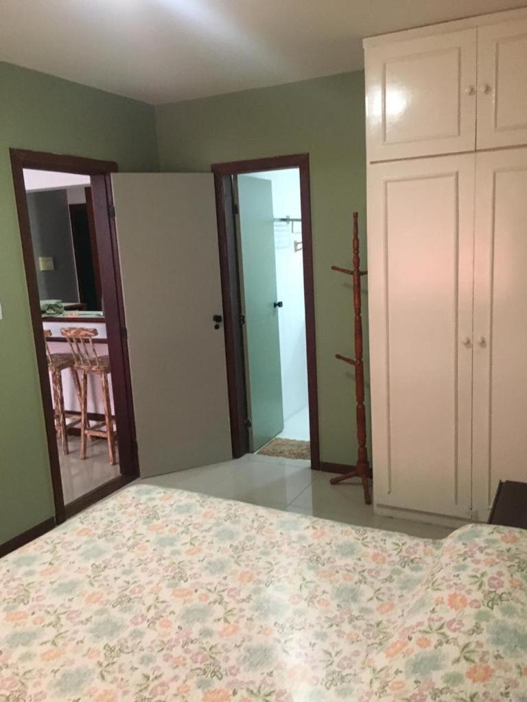 Amplo Quarto e sala decorado