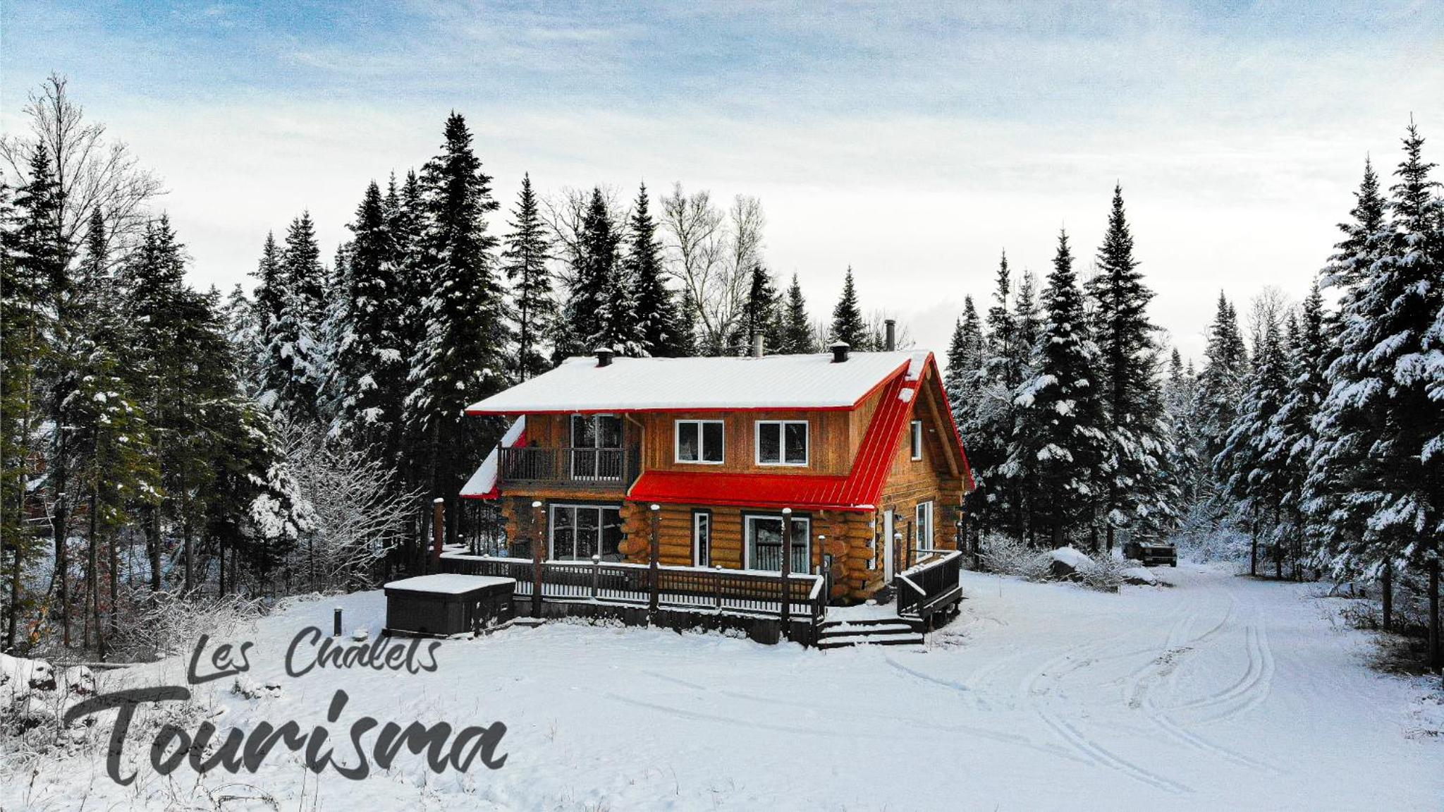 Les Chalets Tourisma - Chalet en bois rond avec spa et lac privé - Le Caribou