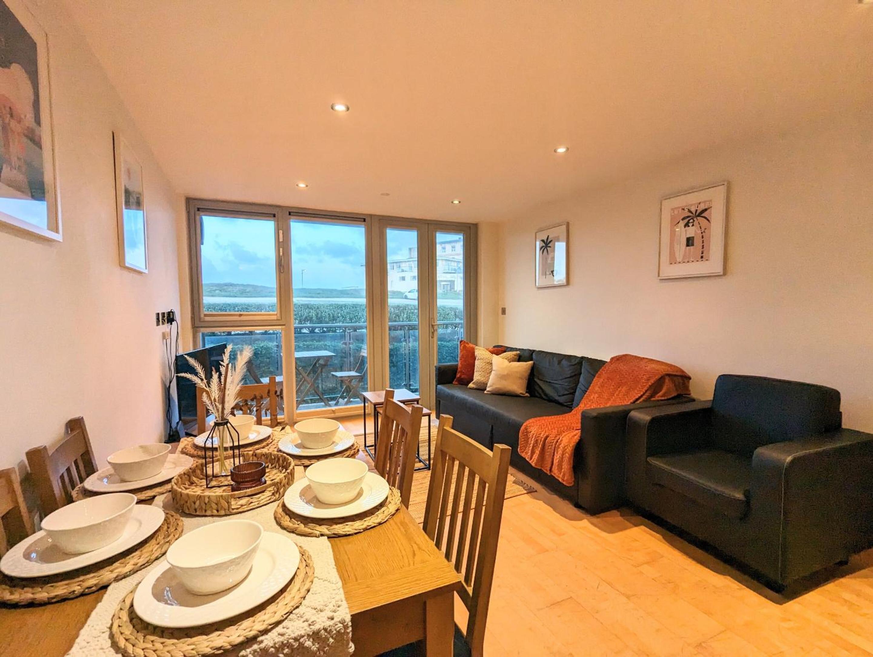 Apartment 100m from Fistral Beach- Underground Parking-Surf Shower & Locker- Sleeps 6