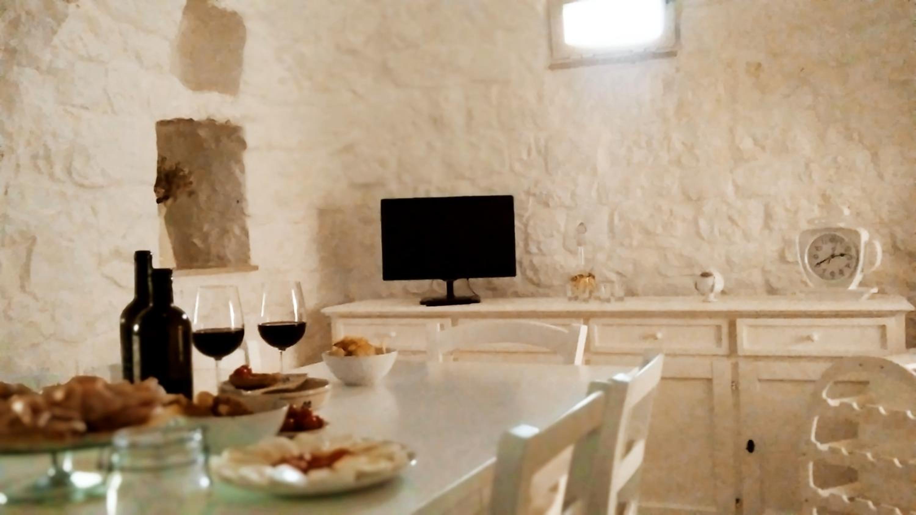 Trullo Bianco Ulivo view 3