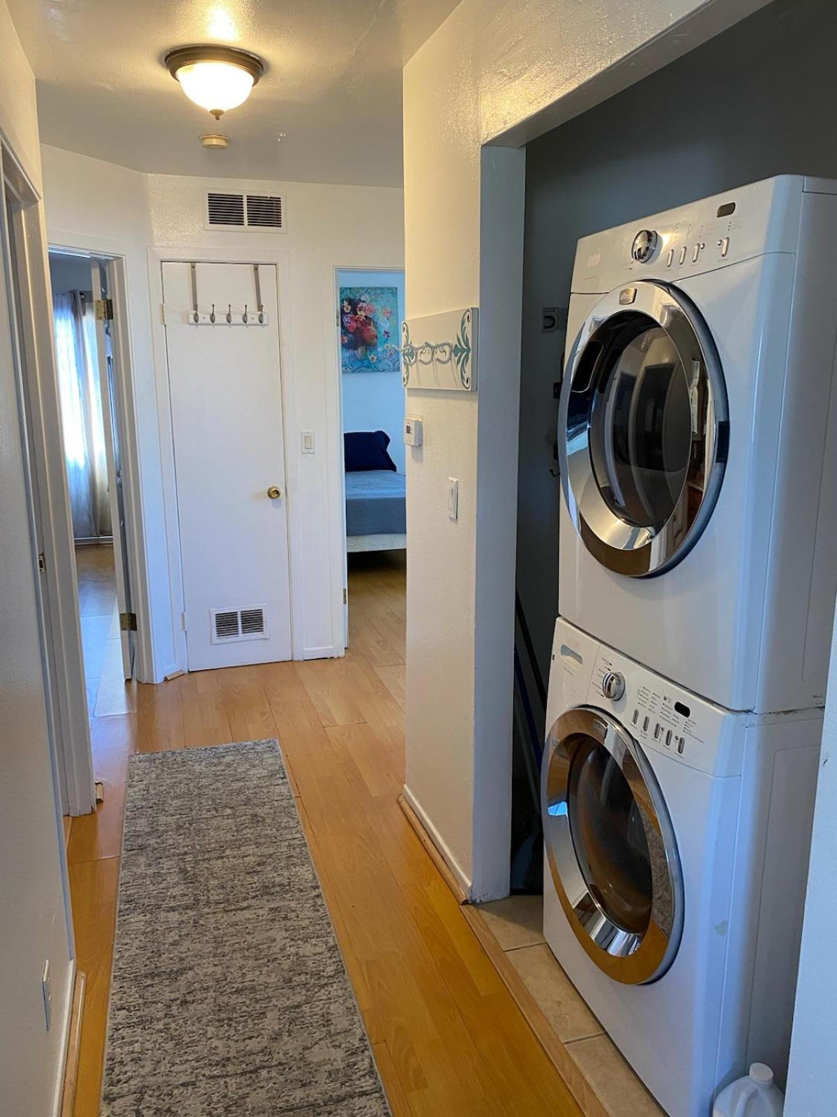Lake Balboa 3 bedroom Cozy stay !