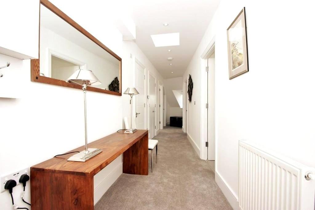 CC - Central Location Top Floor 2 Bed Deluxe Modern Apartment view 5