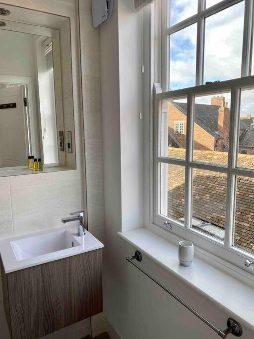 CC - Central Location Top Floor 2 Bed Deluxe Modern Apartment view 3