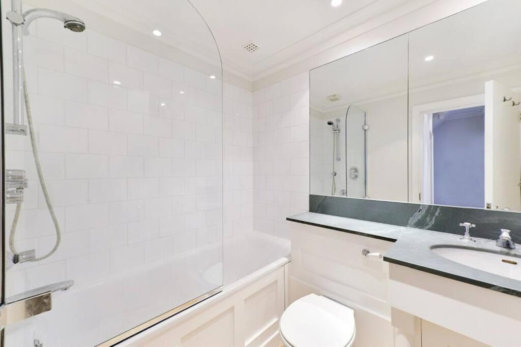 Luxurious Premium Homes in Camden Town — bathroom