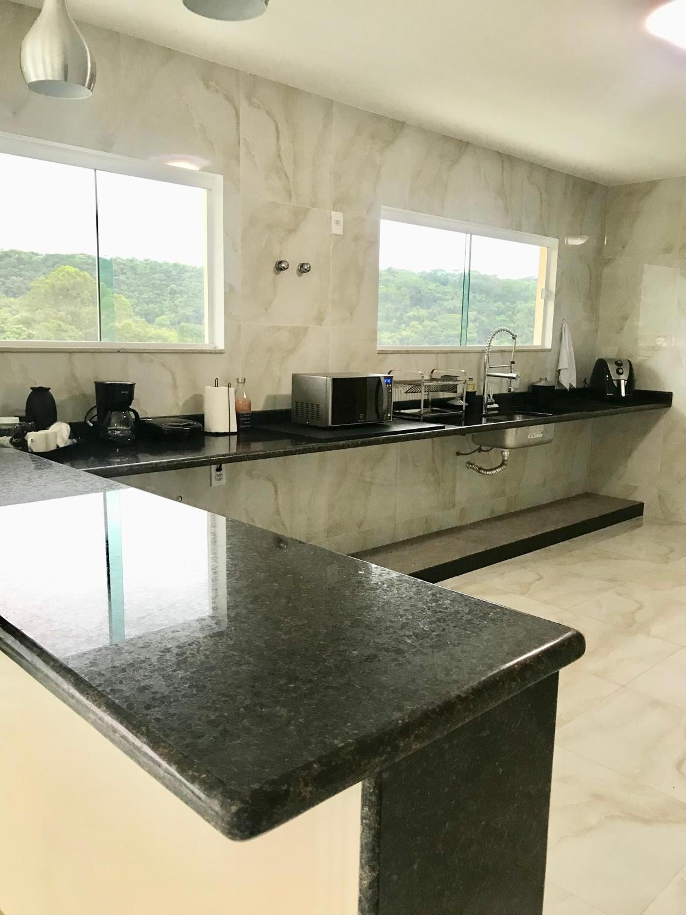 Casa de vidro com vista para a Mata Atlântica no Centro de Miguel Pereira
