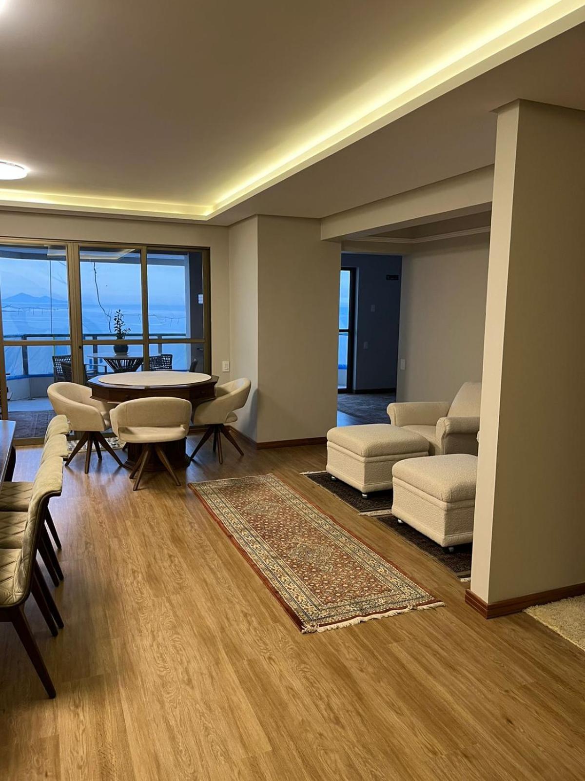 Apto Frente e Vista Inteira Mar em Balneario Camboriu Deslumbrante e Aconchegante