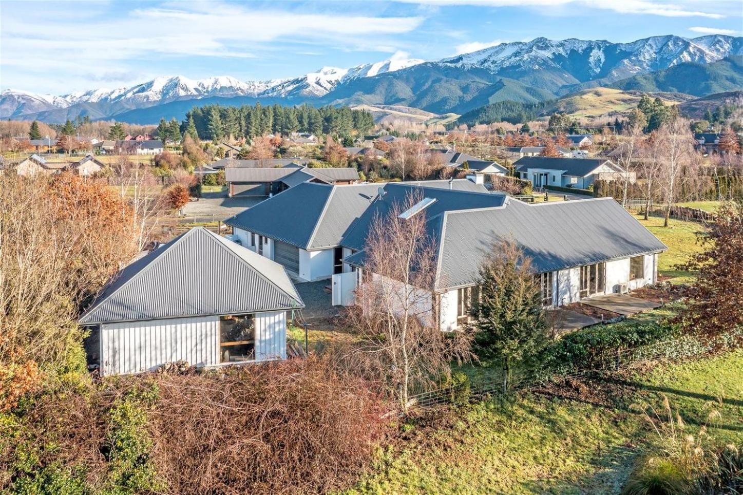 6 Lochiel Drive view 3