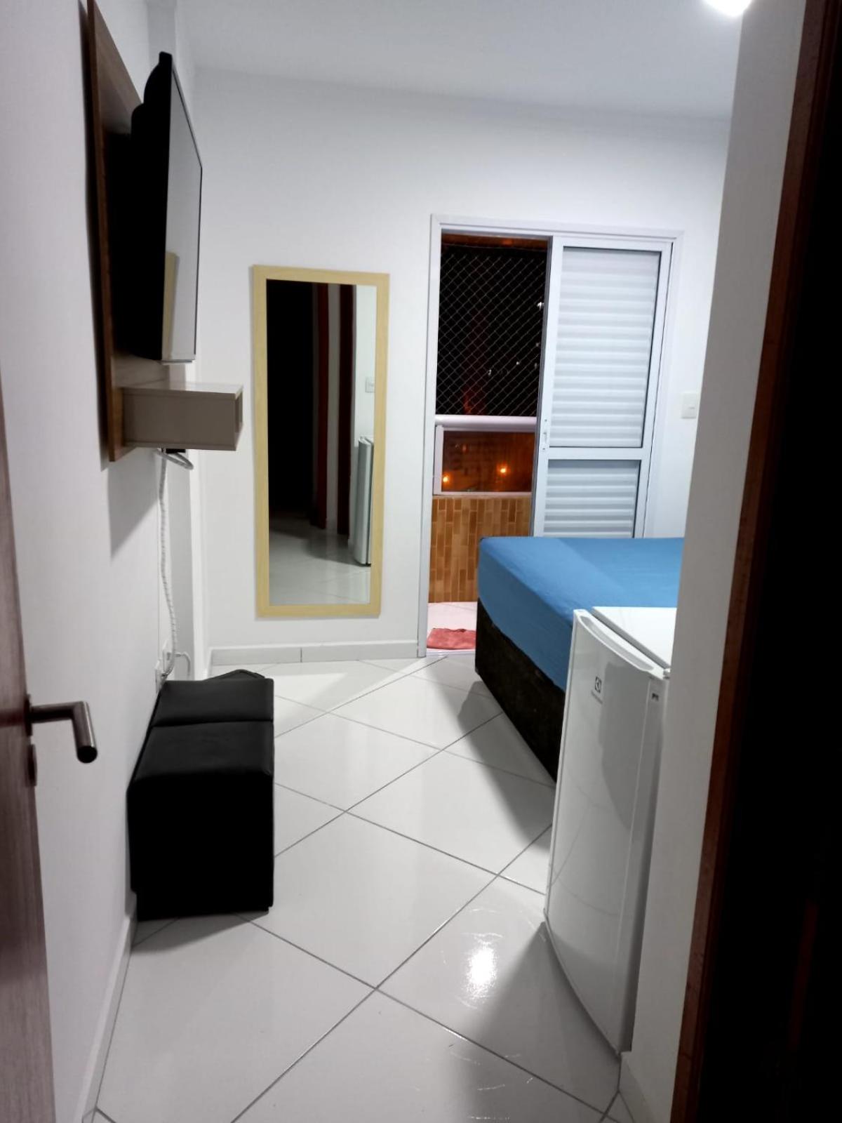 Apto Alto padrão com grande sacada 1 quadra e meia da Praia (Ocian)
