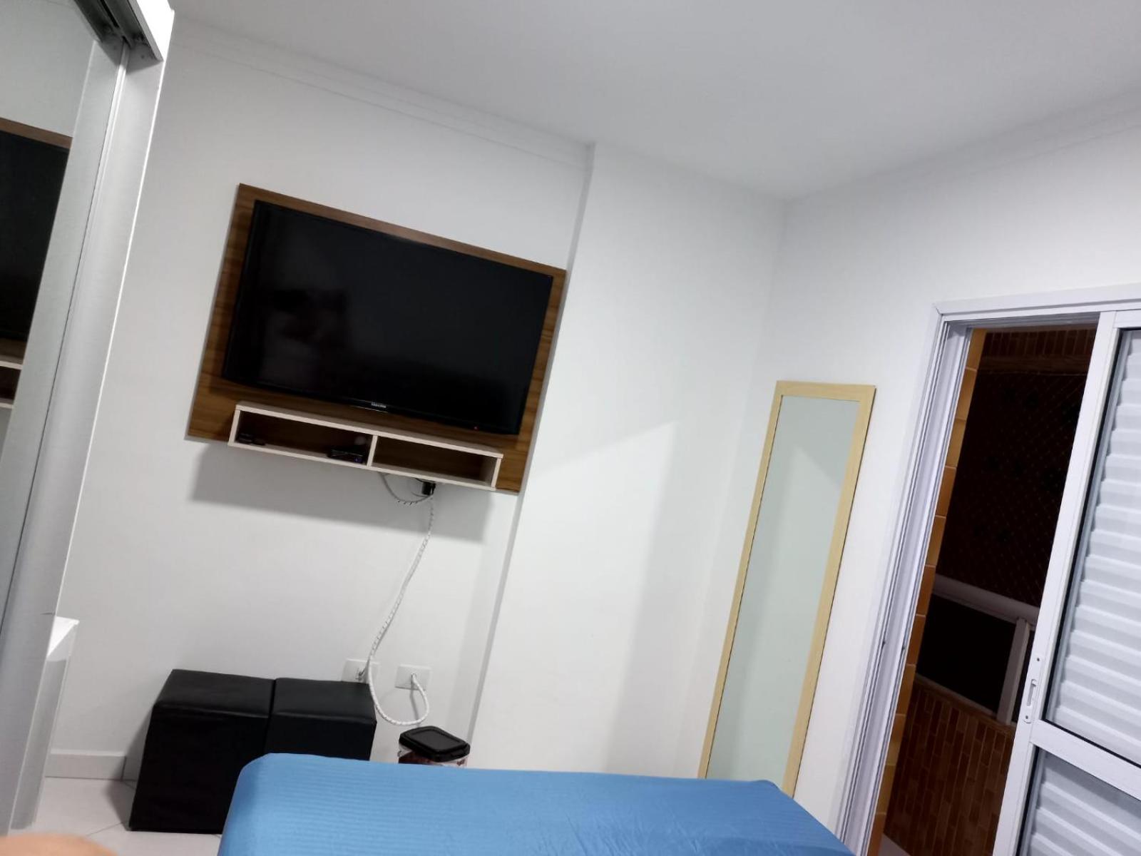 Apto Alto padrão com grande sacada 1 quadra e meia da Praia (Ocian)