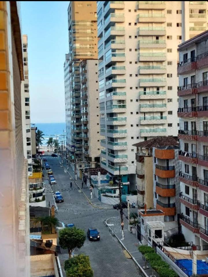 Apto Alto padrão com grande sacada 1 quadra e meia da Praia (Ocian)