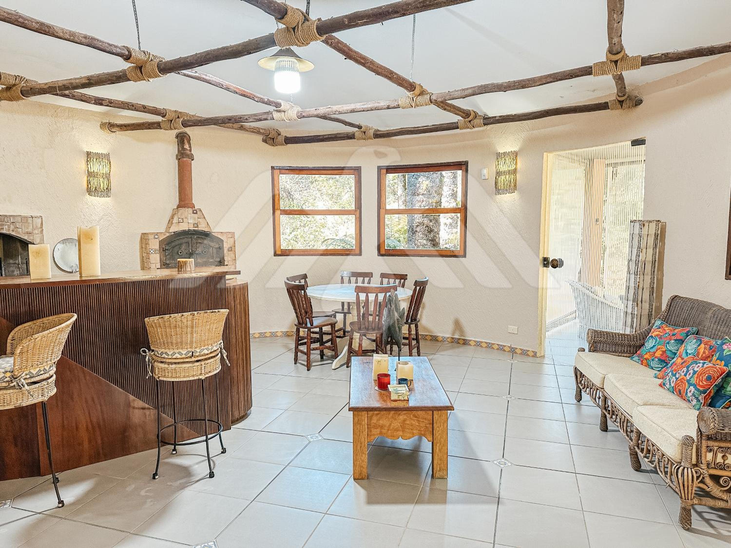 Casa em Campos do Jordão próximo do Capivari com 4 Suítes