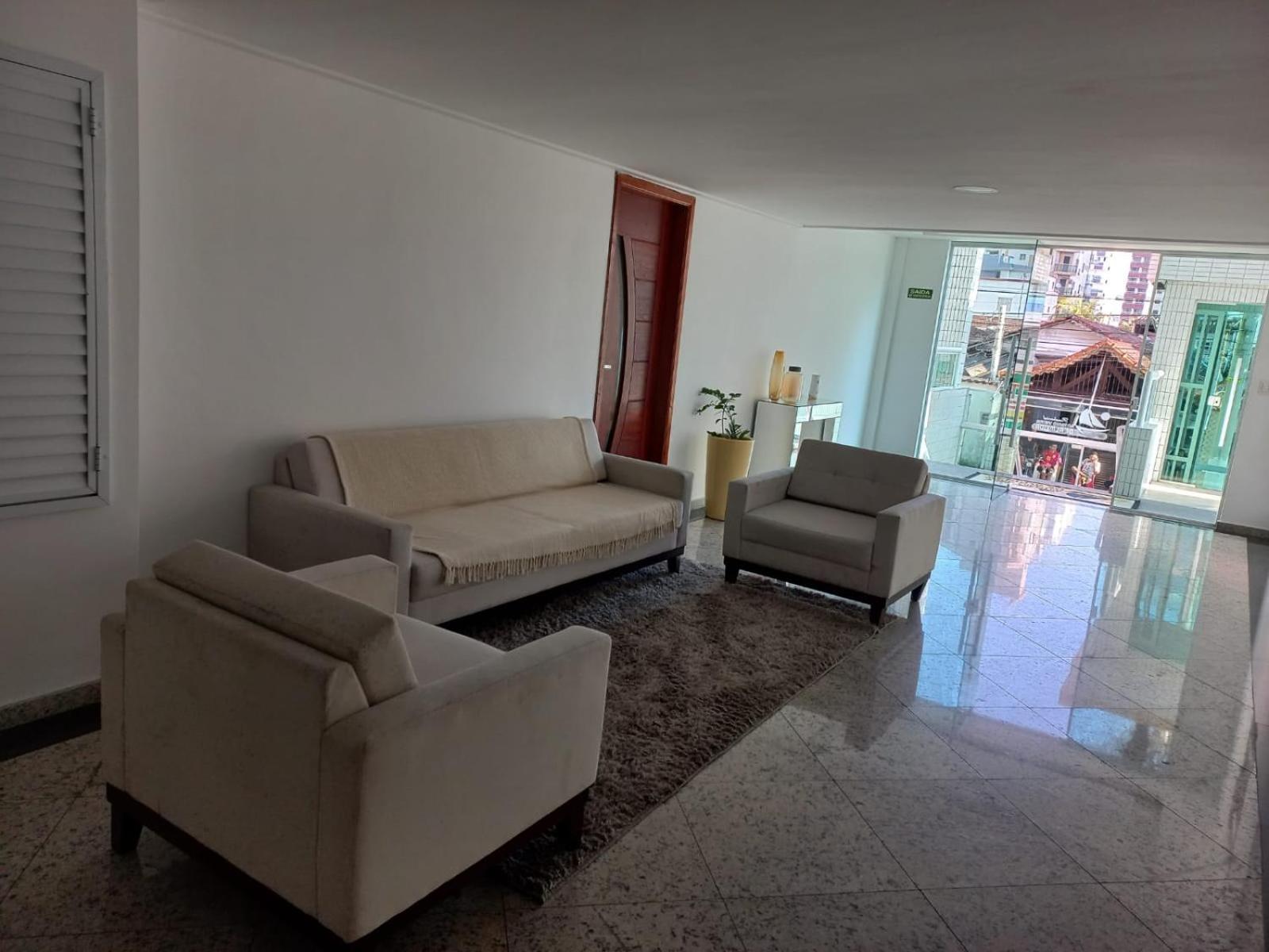 Apto Alto padrão com grande sacada 1 quadra e meia da Praia (Ocian)