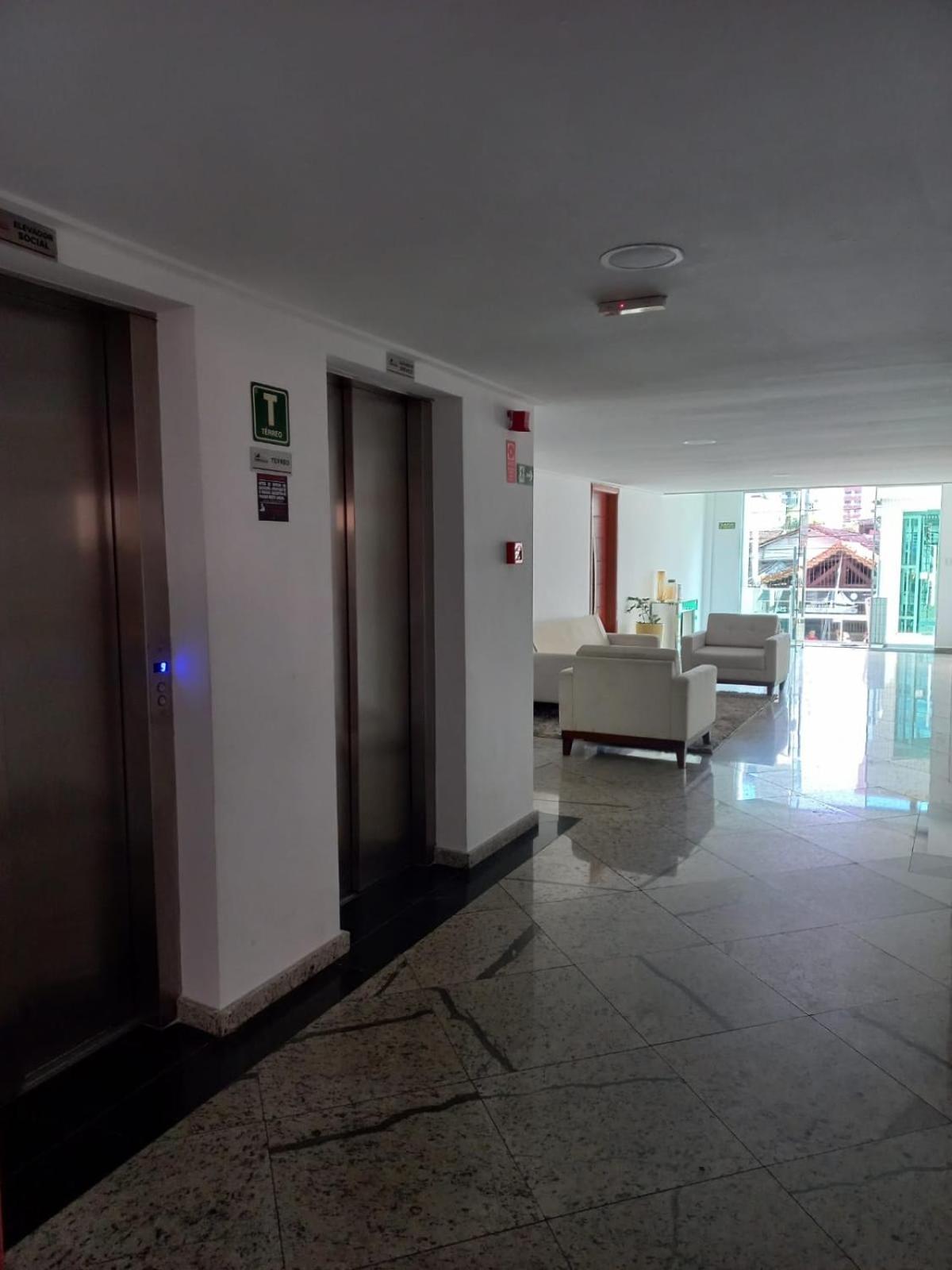Apto Alto padrão com grande sacada 1 quadra e meia da Praia (Ocian)