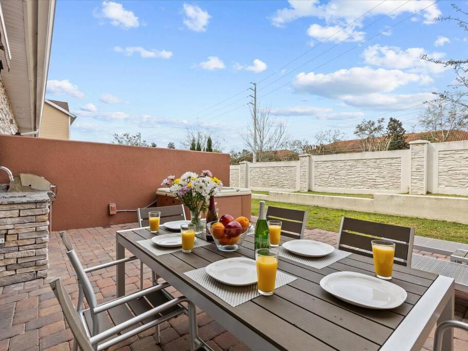 LOCATION!! Modern Luxury Home 2 miles from Disney!