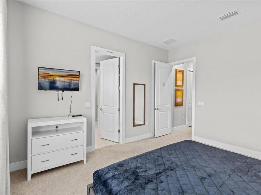 LOCATION!! Modern Luxury Home 2 miles from Disney!