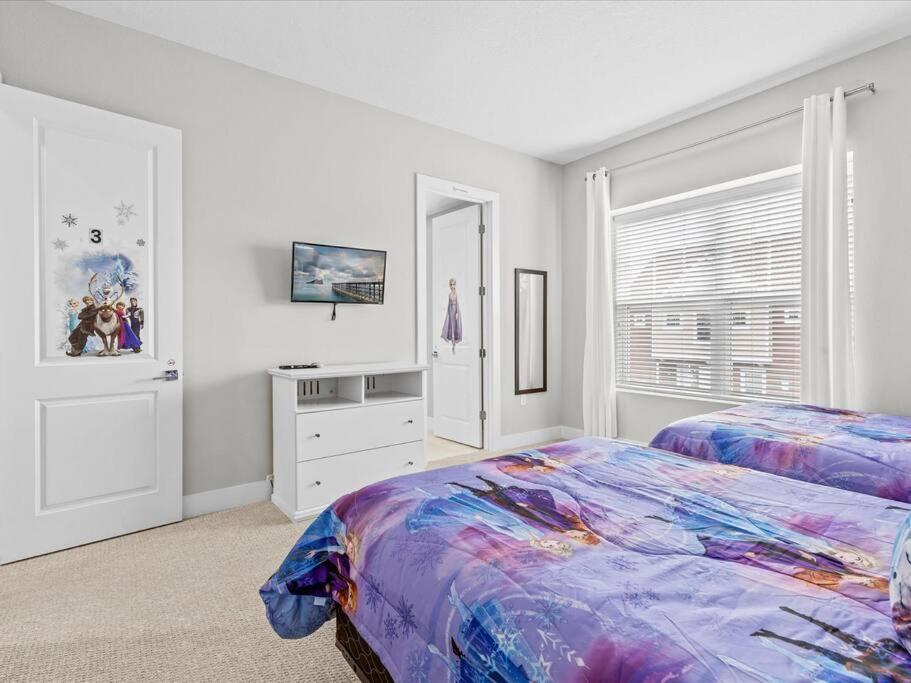 LOCATION!! Modern Luxury Home 2 miles from Disney!