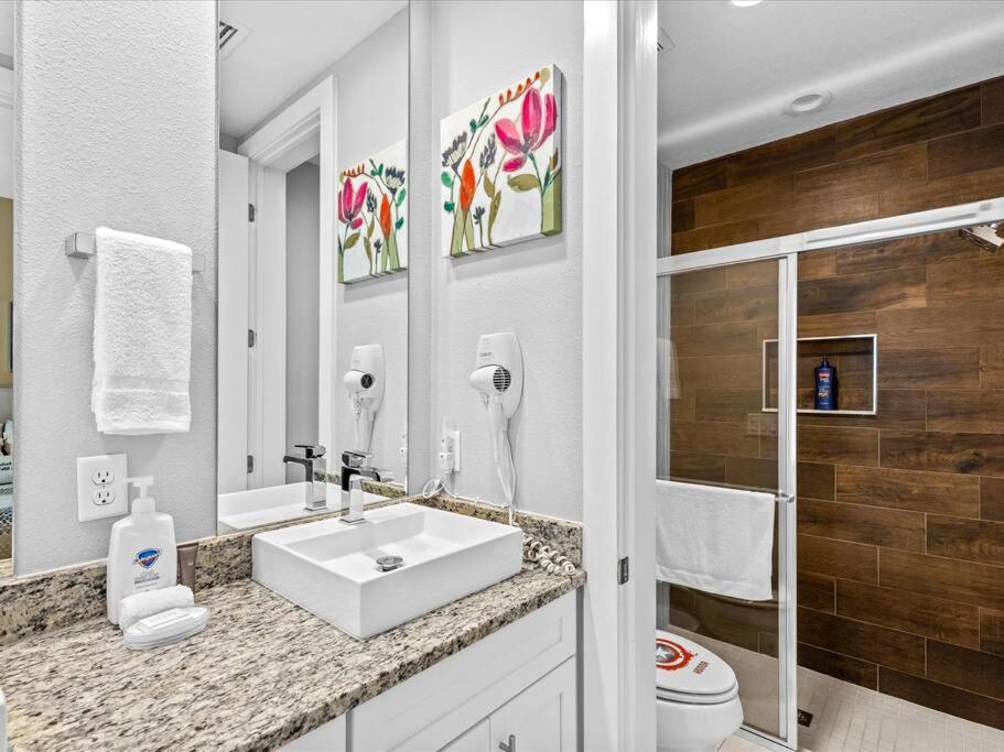 LOCATION!! Modern Luxury Home 2 miles from Disney!