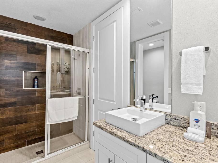 LOCATION!! Modern Luxury Home 2 miles from Disney!