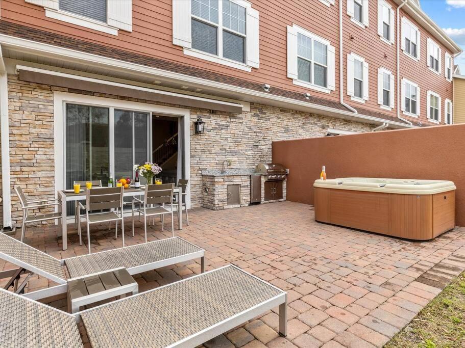 LOCATION!! Modern Luxury Home 2 miles from Disney!
