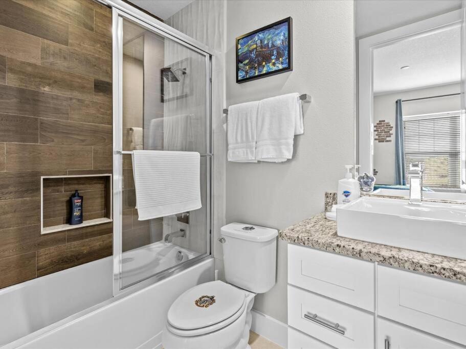 LOCATION!! Modern Luxury Home 2 miles from Disney!