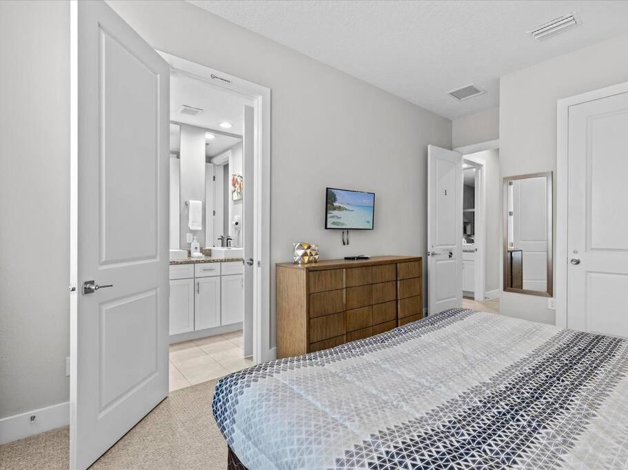 LOCATION!! Modern Luxury Home 2 miles from Disney!