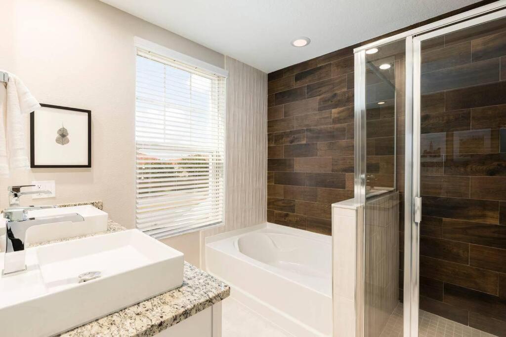 LOCATION!! Modern Luxury Home 2 miles from Disney!