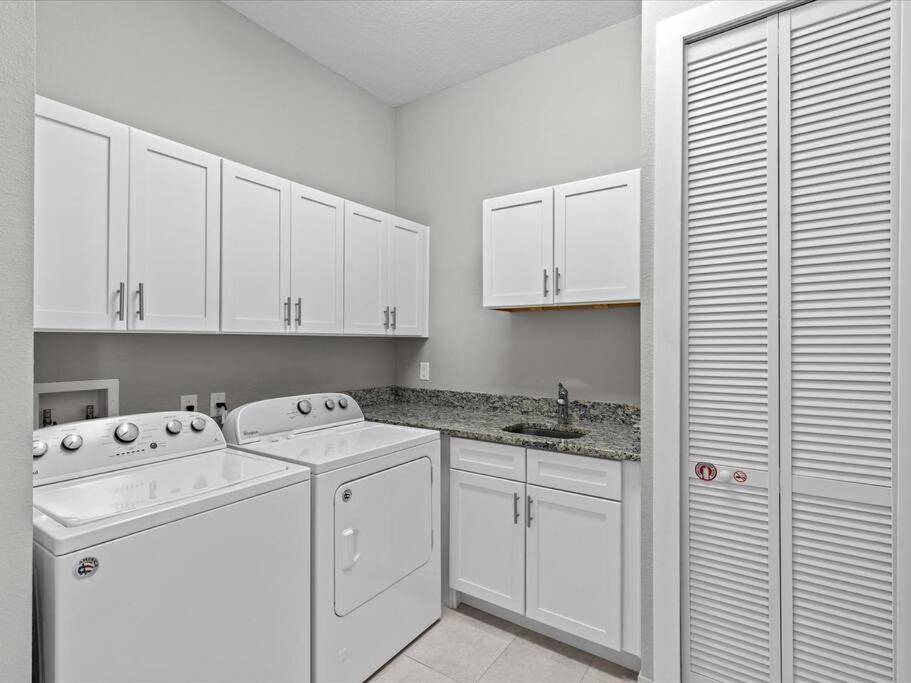 LOCATION!! Modern Luxury Home 2 miles from Disney!