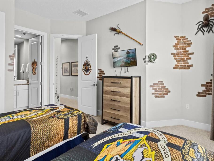 LOCATION!! Modern Luxury Home 2 miles from Disney!