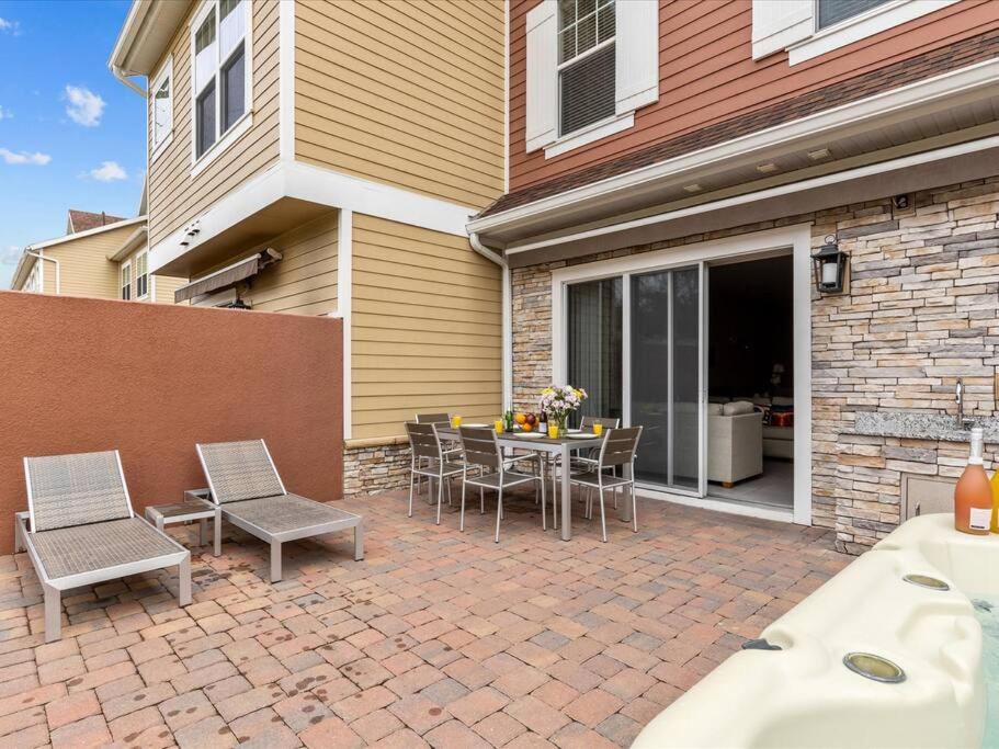 LOCATION!! Modern Luxury Home 2 miles from Disney!