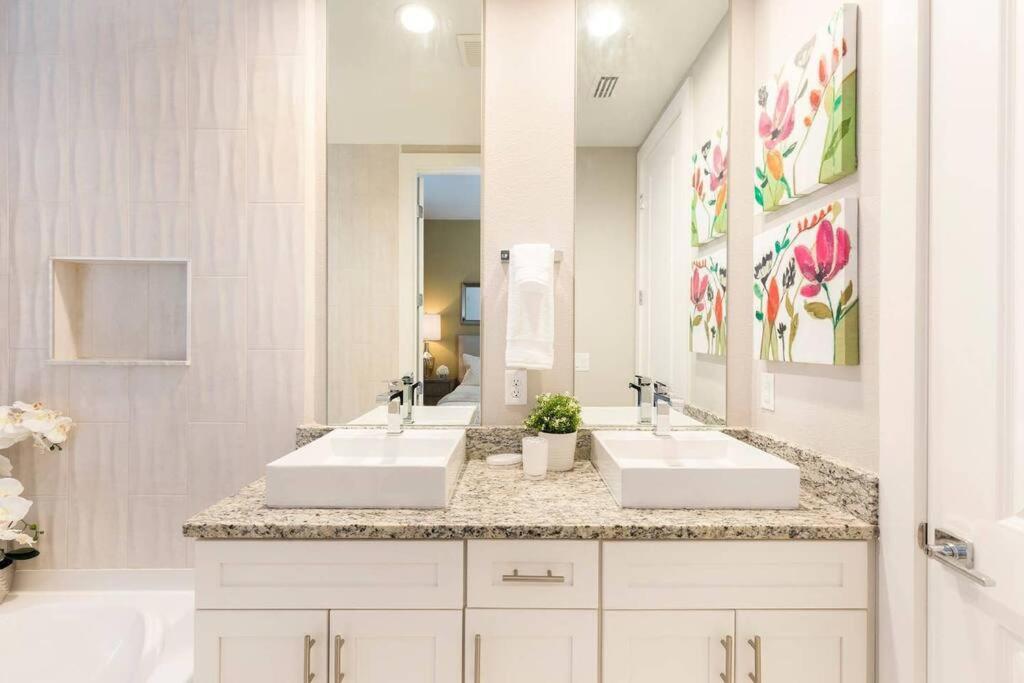LOCATION!! Modern Luxury Home 2 miles from Disney!