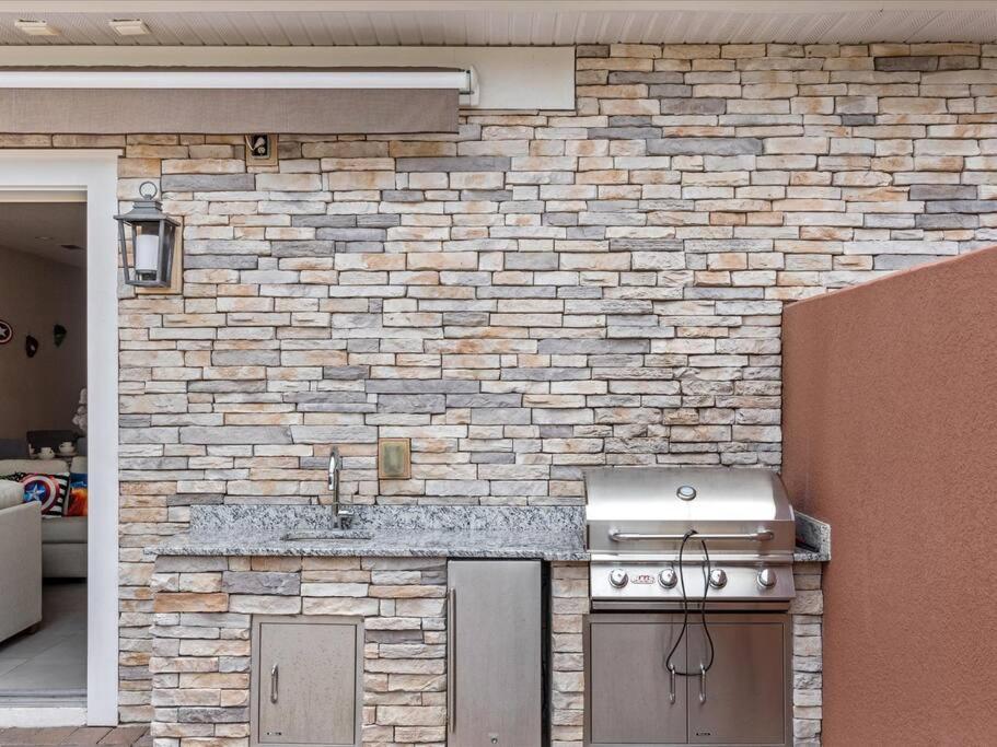 LOCATION!! Modern Luxury Home 2 miles from Disney!