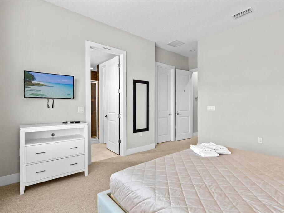 LOCATION!! Modern Luxury Home 2 miles from Disney!