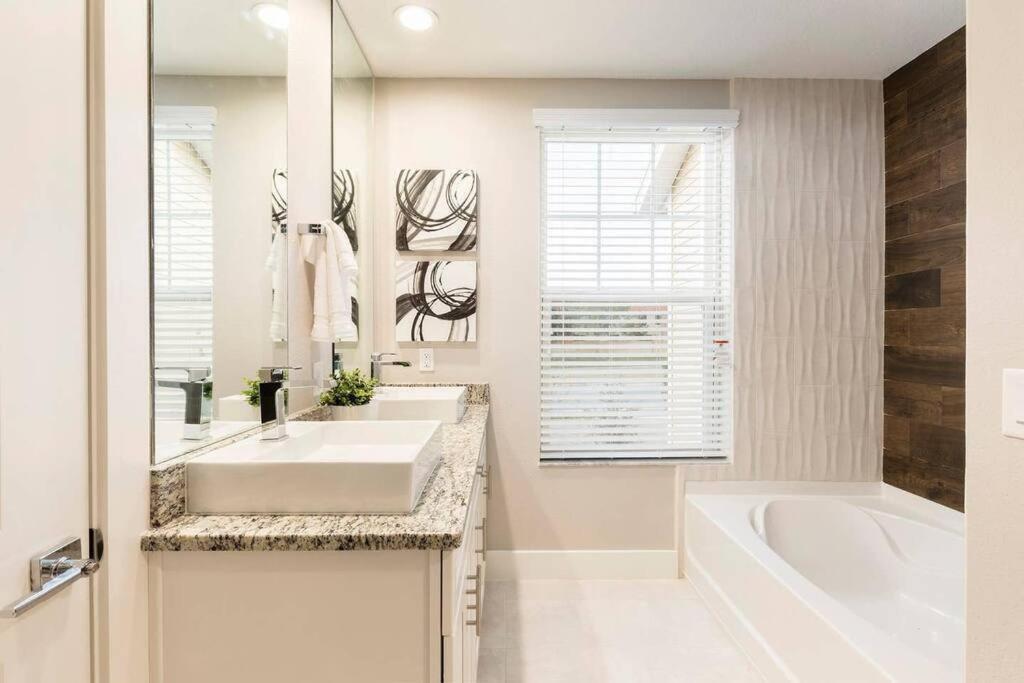 LOCATION!! Modern Luxury Home 2 miles from Disney!
