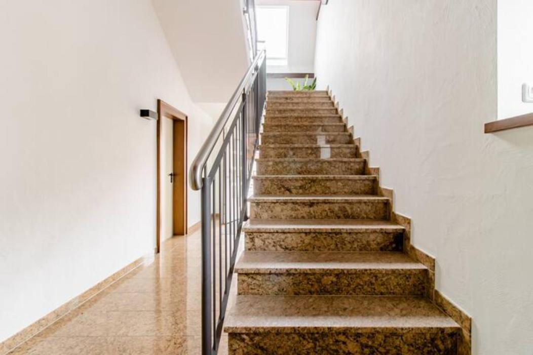Modernes Doppelzimmer mit Bad & AC in Kehl Goldscheuer - 1A Guesthouse