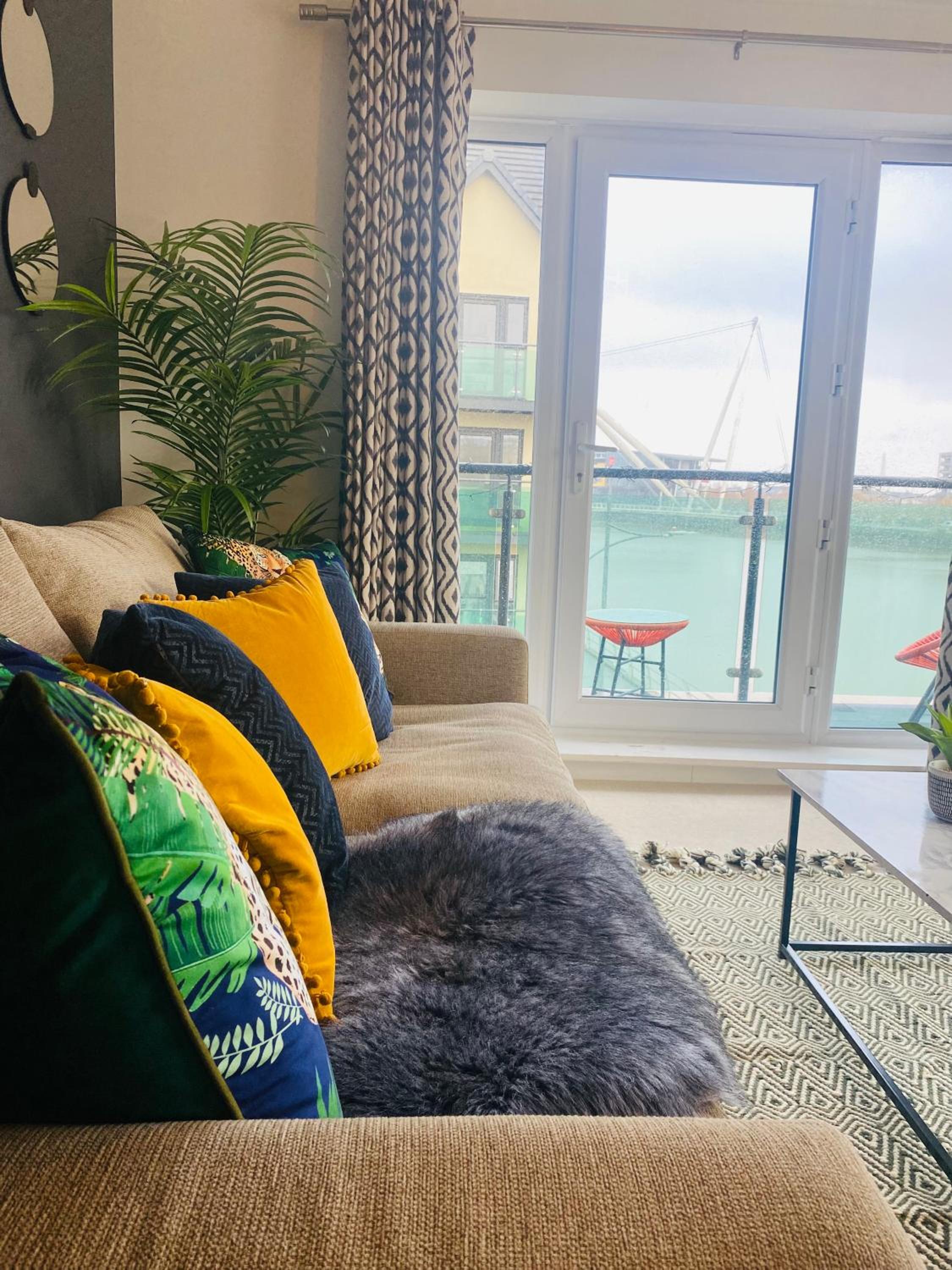 Luxury 2 Bedroom waterfront apartment with balcony view 4